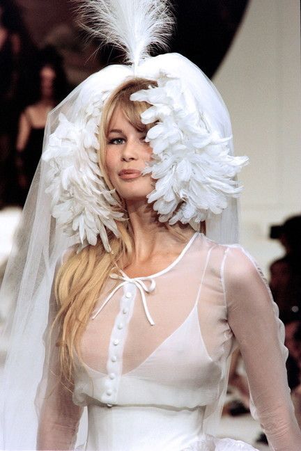 © Afp  | 1994 - Claudia Schiffer sfila per Chanel con un modello disegnato da Karl Lagerfeld. Impressionante la sua somiglianza con Brigitte Bardot 