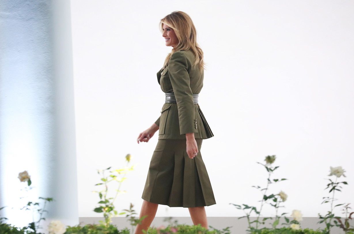 © Ansa  | Washington - Melania Trump prima del suo intervento alla convention repubblicana: giacca verde oliva dal taglio militare firmata da Alexander McQueen, gonna abbinata e décolleté scure con tacco a stiletto