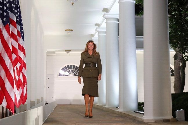 © Ansa  | Washington - Melania Trump prima del suo intervento alla convention repubblicana: giacca verde oliva dal taglio militare firmata da Alexander McQueen, gonna abbinata e décolleté scure con tacco a stiletto