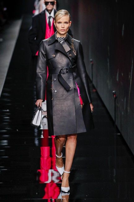 © Ansa  | Washington - Melania Trump prima del suo intervento alla convention repubblicana: giacca verde oliva dal taglio militare firmata da Alexander McQueen, gonna abbinata e décolleté scure con tacco a stiletto