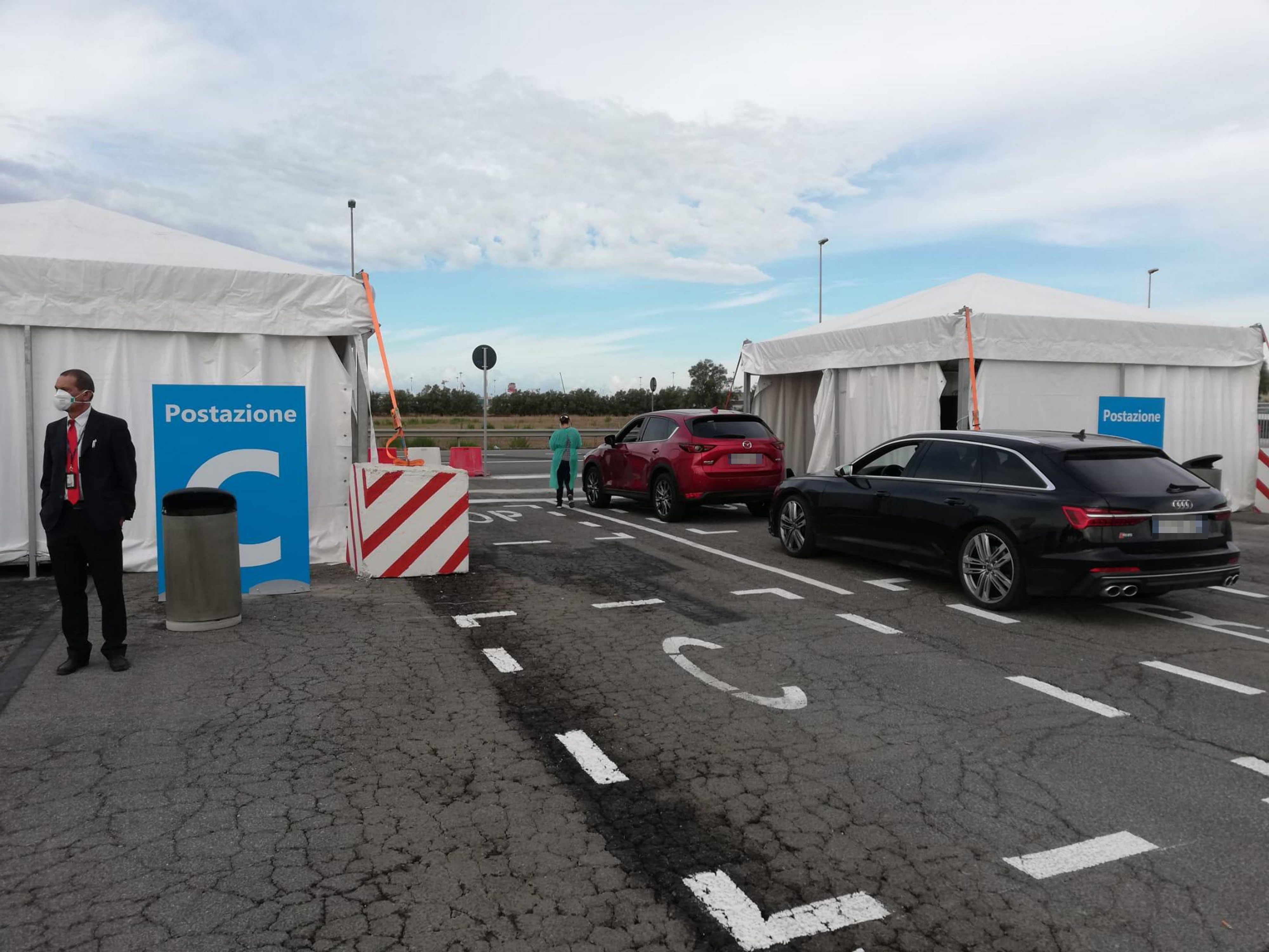 © Ansa  | Roma, il drive-in più grande d'Italia per eseguire i tamponi