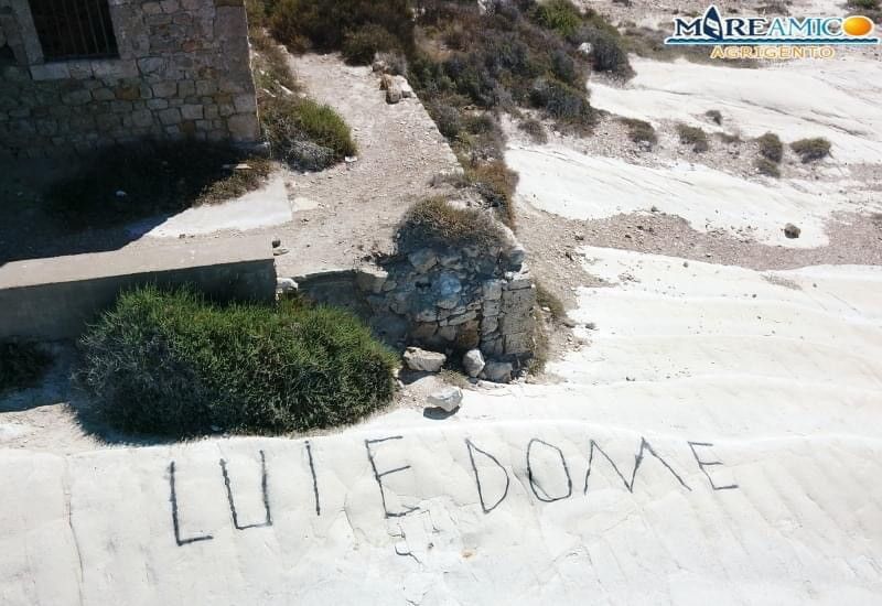 © Mareamico  |  Imbrattata roccia di Punta Bianca ad Agrigento