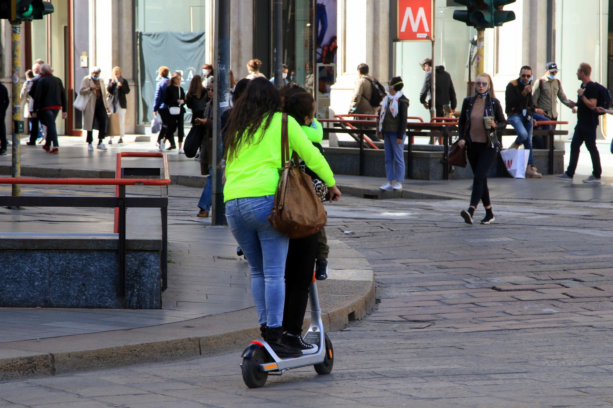 © Ansa  | Milano, tre persone sono state viste girare in centro a bordo di un monopattino elettrico.