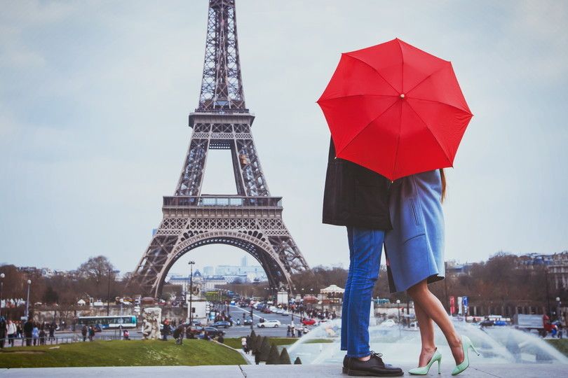 © Istockphoto  |  Ci sono luoghi  capaci  di evocare l'amore e in cui innamorarsi è particolarmente suggestivo: Parigi è la città romantica per eccellenza.