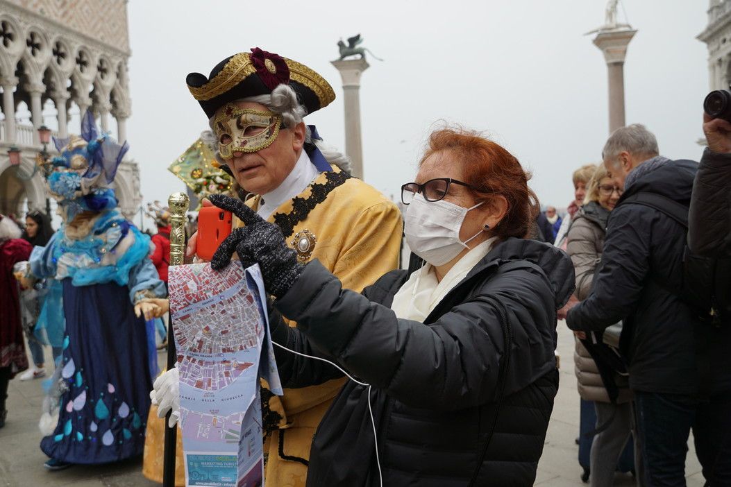 © Ansa  |  I turisti al carnevale di Venezia: tutti con la maschera e la mascherina