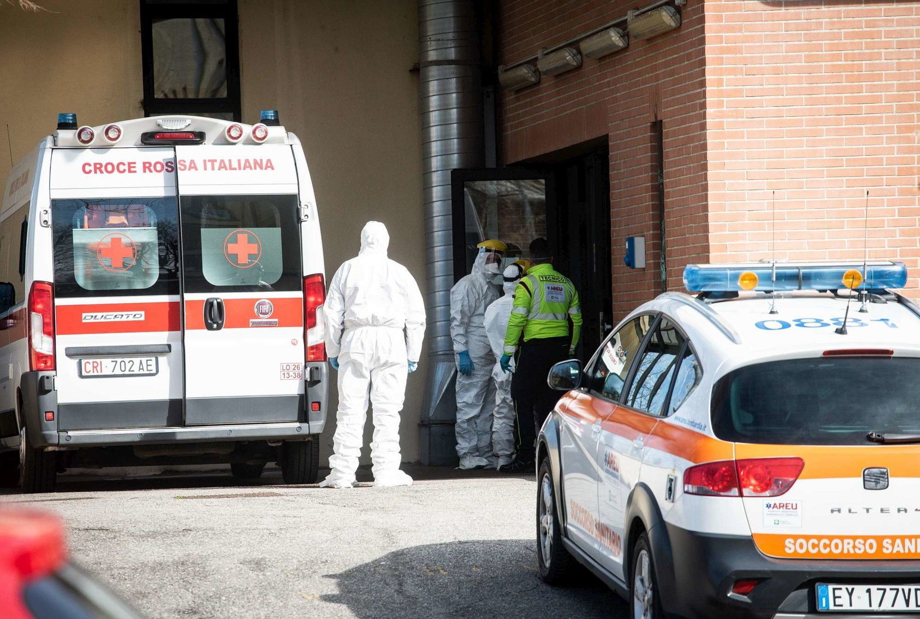 © Ansa  | Il 21 febbraio viene "blindato" l'ospedale di Codogno dopo la scoperta del "paziente 1". Mattia, 38 anni, il 16 febbraio era stato nel nosocomio per una lieve polmonite ed era stato dimesso. Il 19 il peggioramento, il ricovero e il tampone, risultato positivo.