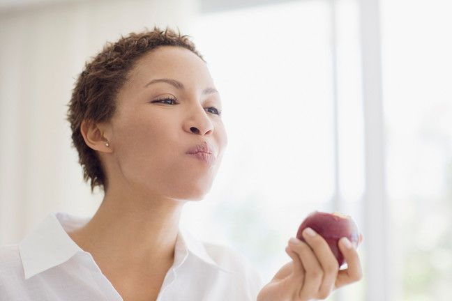 © Istockphoto  | Se siamo in sovrappeso la prima cosa da fare è, ovviamente, buttare giù qualche chilo e seguire una sana alimentazione.