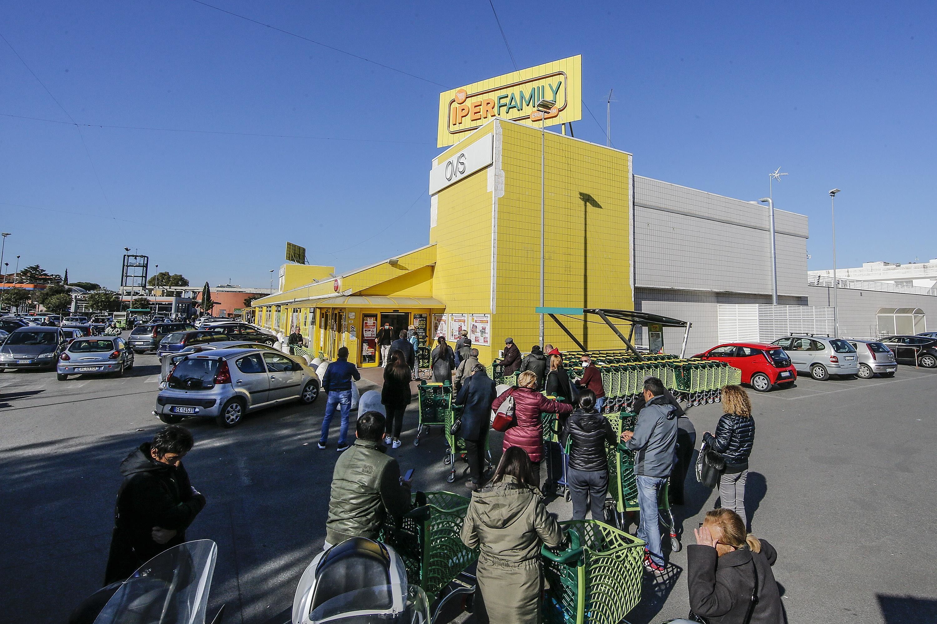 © Ansa  | Coronavirus, Roma: code agli ipermercati