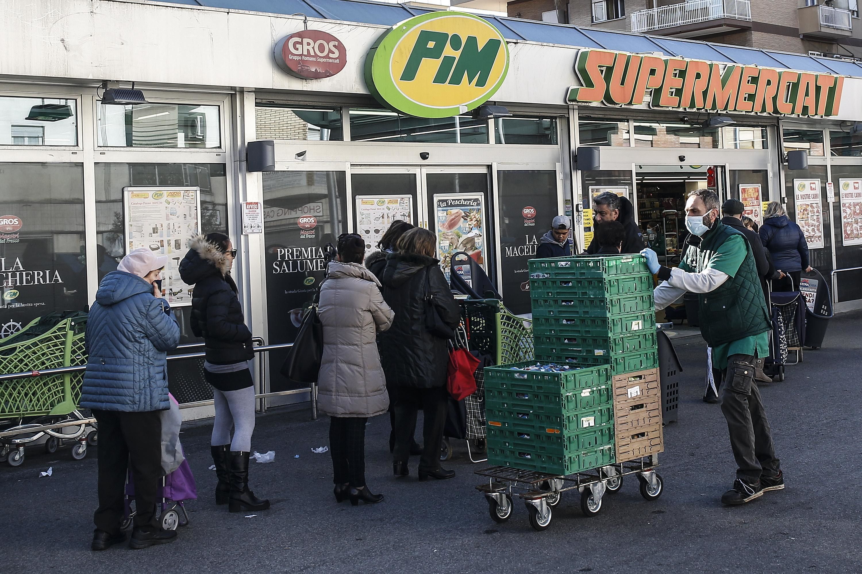 © Ansa  | Coronavirus, Roma: code agli ipermercati