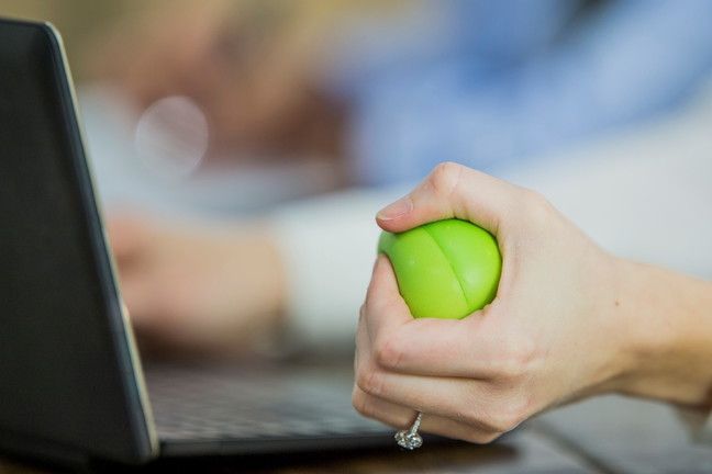 © Istockphoto  | Schiena curva, collo incassato: vi riconoscete? Tutto questo fa male alla schiena e persino all'umore 