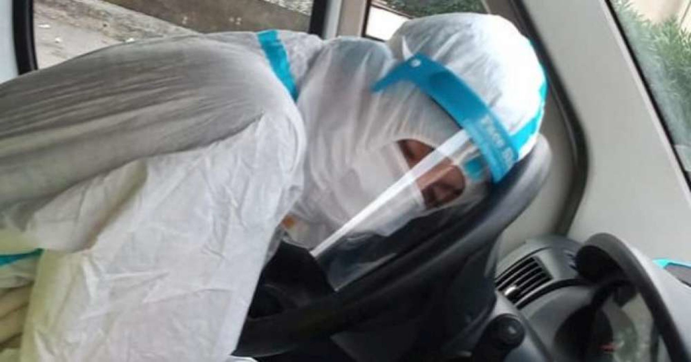 © Instagram  | Una colonna di ambulanze a sirene spente che rientrano intorno alle ore 22 verso la zona degli ospedali di Torino alla fine del servizio: la foto simbolo è stata scattata da Pietro Izzo e pubblicata su Instagram