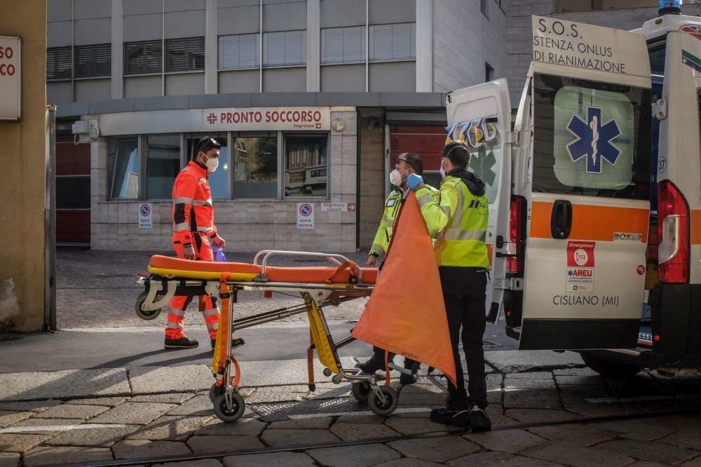 © Instagram  | Una colonna di ambulanze a sirene spente che rientrano intorno alle ore 22 verso la zona degli ospedali di Torino alla fine del servizio: la foto simbolo è stata scattata da Pietro Izzo e pubblicata su Instagram