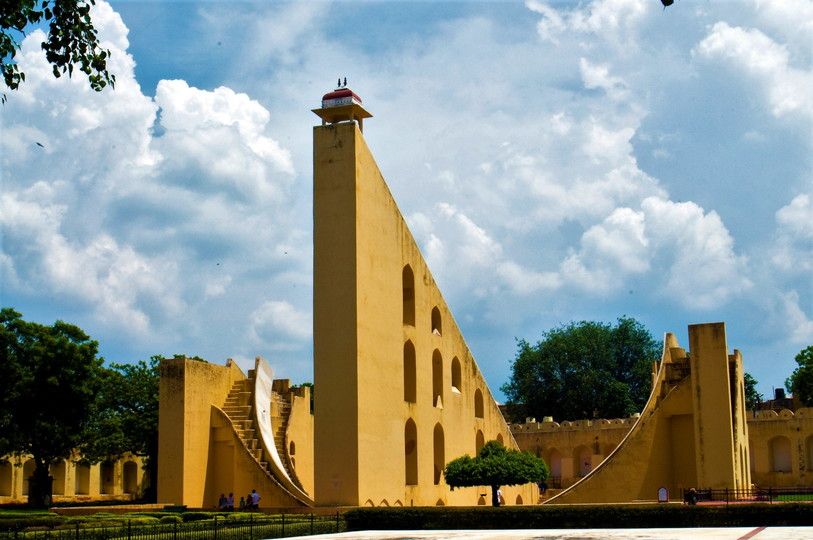 © Istockphoto  |  Jantar Mantar, Jaipur, India: curiosi edifici con funzione astronomica. In primo piano la meridiana