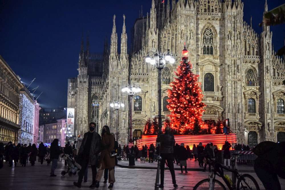 © Ansa  | Luci natalizie accese nelle vie del centro di Milano, mentre l'albero illumina piazza Duomo 