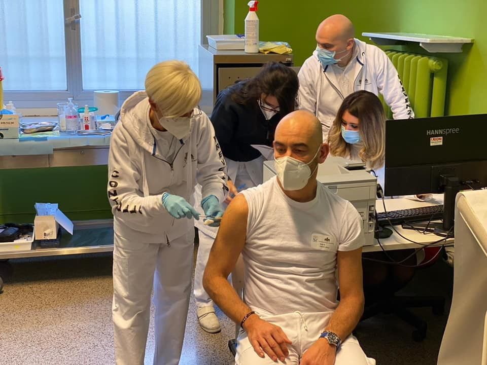 © Facebook  | Matteo Bassetti, direttore Malattie Infettive dell'Ospedale San Martino di Genova, è stato trai primi a vaccinarsi contro il Covid-19 all'interno della struttura in cui lavora