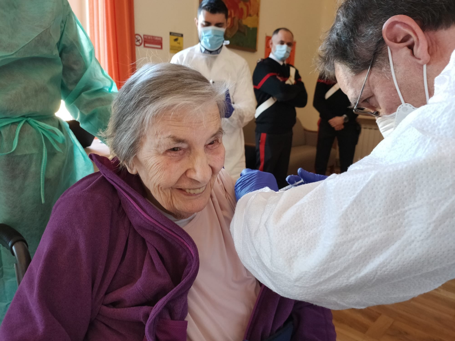 © Facebook  | Matteo Bassetti, direttore Malattie Infettive dell'Ospedale San Martino di Genova, è stato trai primi a vaccinarsi contro il Covid-19 all'interno della struttura in cui lavora