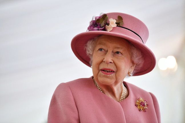 © Afp  | La regina Elisabetta nel corso delle varie occasioni pubbliche degli ultimi anni: gioielli e spille dal significato preciso