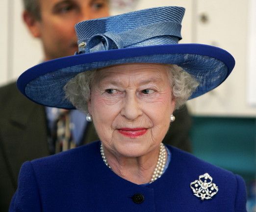 © Afp  | La regina Elisabetta nel corso delle varie occasioni pubbliche degli ultimi anni: gioielli e spille dal significato preciso