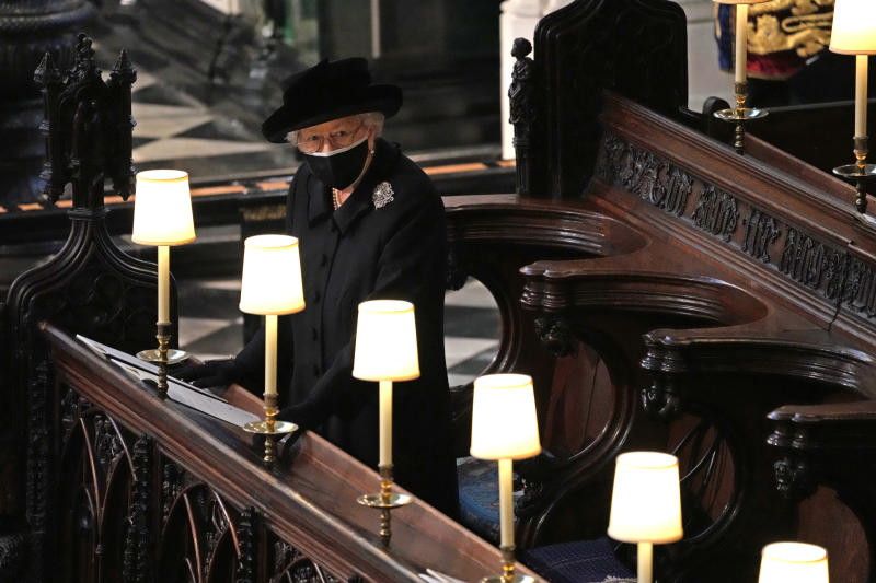 © Afp  | La regina Elisabetta nel corso delle varie occasioni pubbliche degli ultimi anni: gioielli e spille dal significato preciso