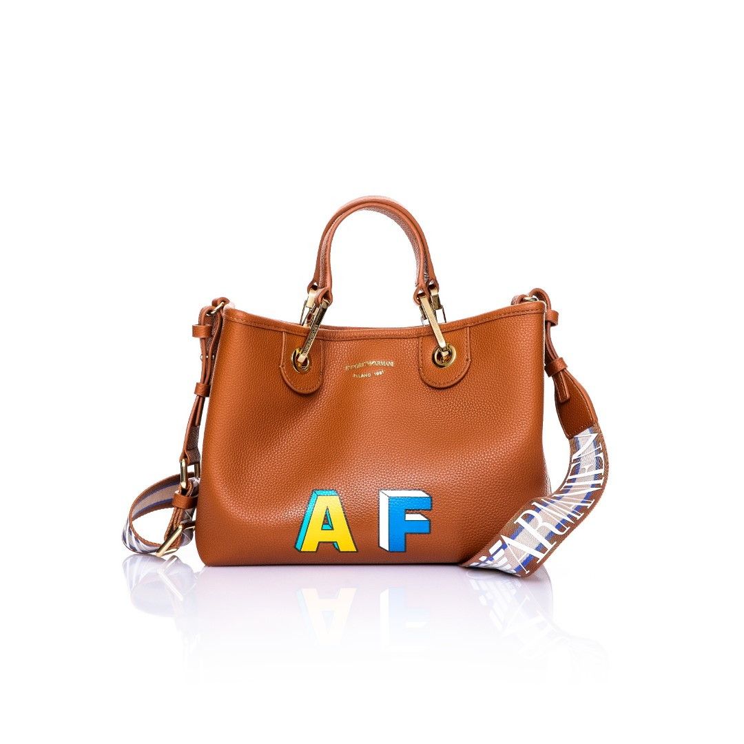 © Ufficio stampa  | Emporio Armani | MyEA Bag, la shopper disponibile in diverse misure, materiali, colori e finiture adatte a usi diversi. Personalizzabile con l'applicazione di sticker e lettere termosaldabili (Credit: Leandro Manuel Emede)