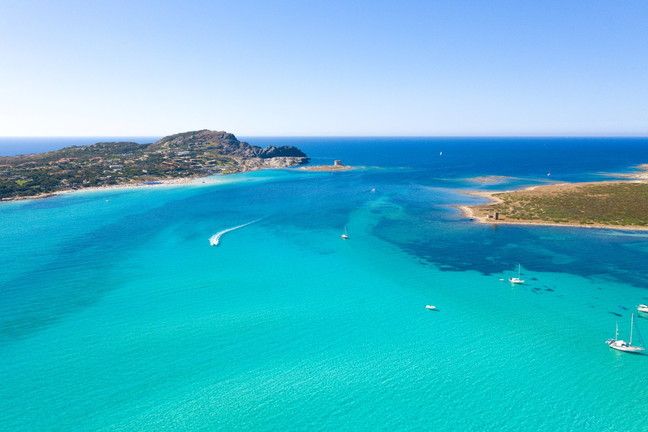 © Istockphoto  |  Più che azzurro: qui domina il turchese: siamo a: Capo Falcone, Stintino, Sardegna