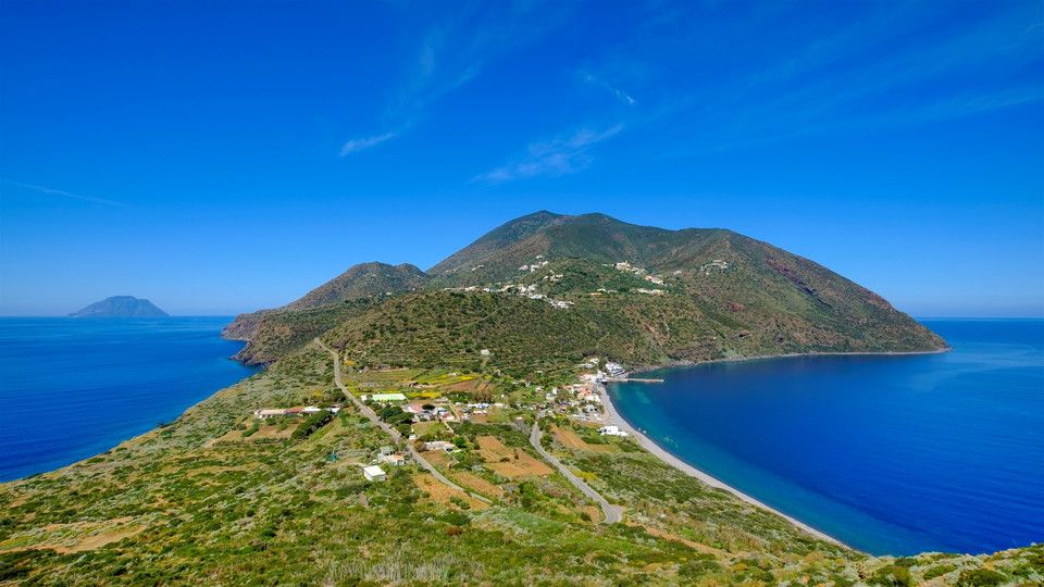 © Istockphoto  | La spiaggetta di Capriccioli, Costa Smeralda, Sardegna