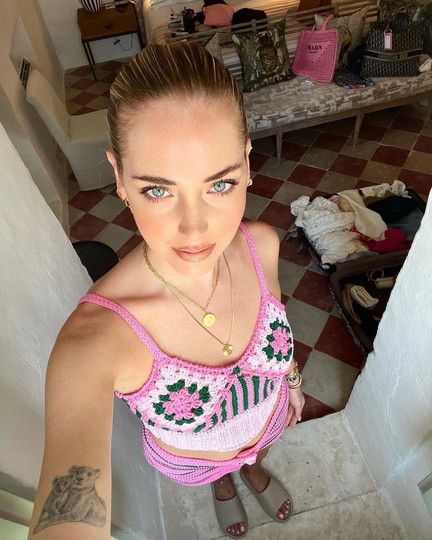 © IPA  | Moda, a maglia e all’uncinetto: i look di Chiara Ferragni (qui con Leone)