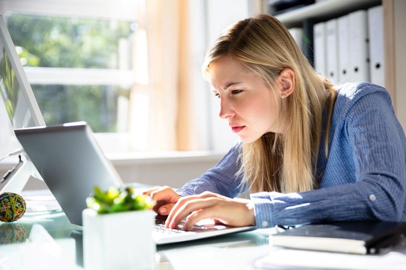 © Istockphoto  | Schiena curva, collo incassato: vi riconoscete? Tutto questo fa male alla schiena e persino all'umore 