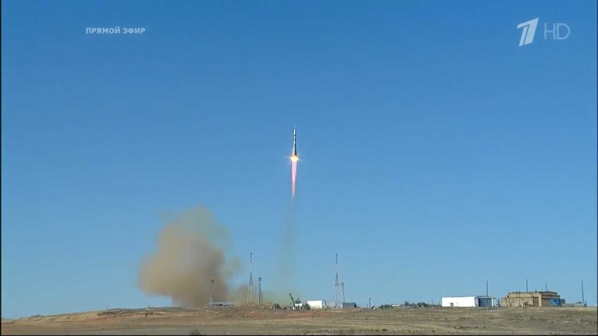 © Instagram  | L'attrice Yulia Peresild, il regista Klim Shipenko e il cosmonauta Anton Shkaplerov durante la preparazione per il viaggio sulla stazione spaziale internazionale