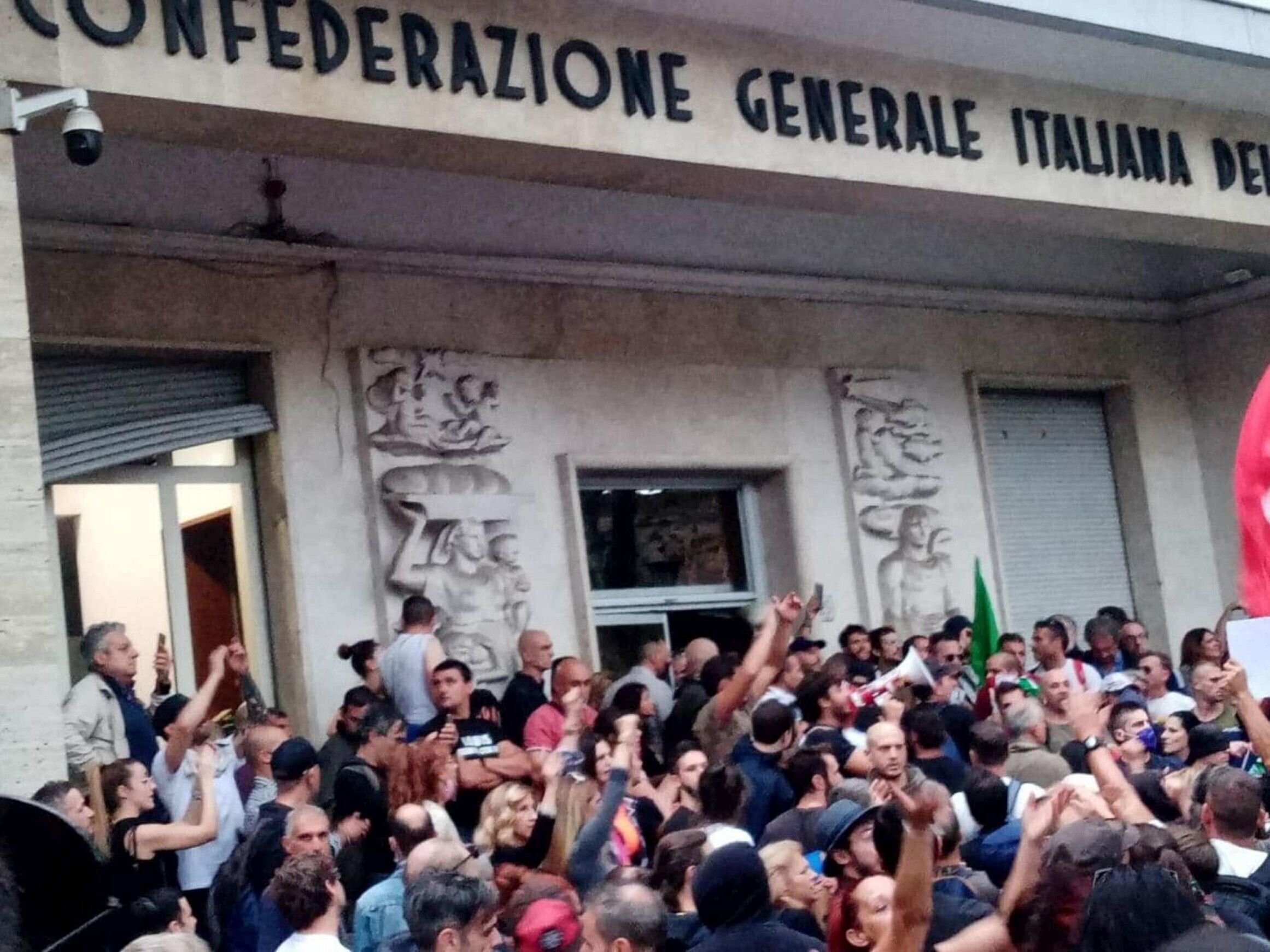 © Ansa  | Assalto alla sede della Cgil