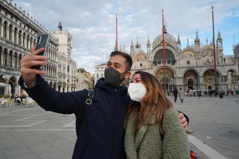 © Ansa  | Folla a Roma, agenti nelle strade per controlli e multe