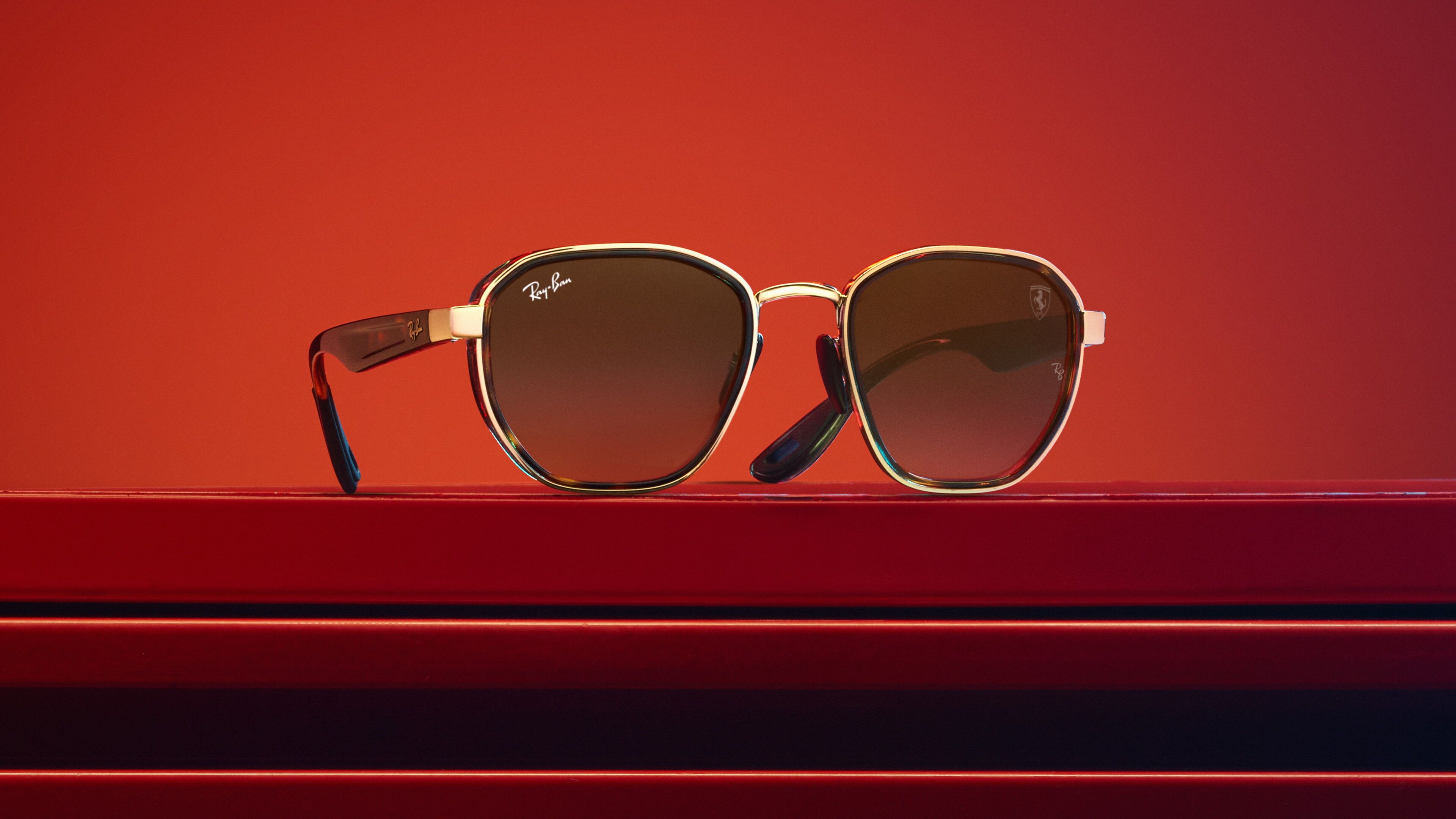 Occhiali da sole uomo 2022 Ray Ban x Scuderia Ferrari limited edition Tgcom24