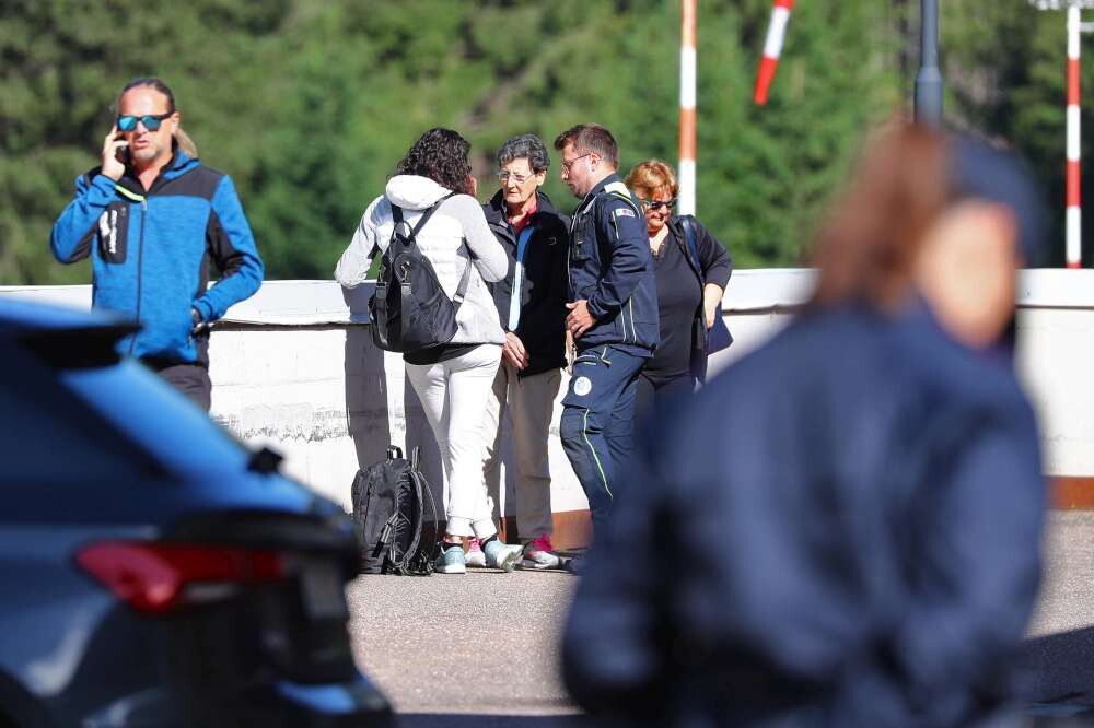 © Ansa  | La sorella di Erica Campagnaro, la donna di Tezze sul Brenta (Vicenza), dispersa assieme al marito Davide Miotti, al centro operativo alla caserma dei vigili del fuoco di Canazei