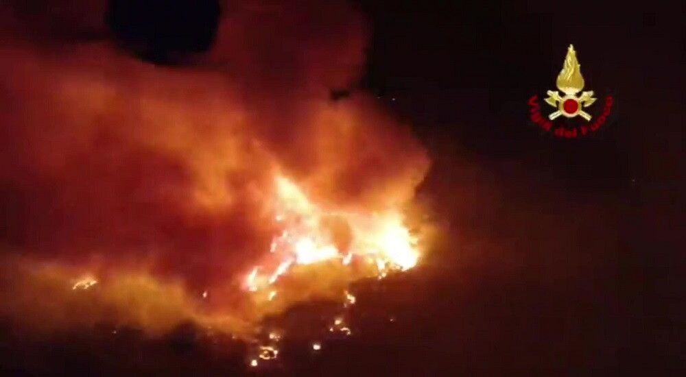 © Ansa  | Versilia in fiamme: evacuati e mezzi antincendio in azione