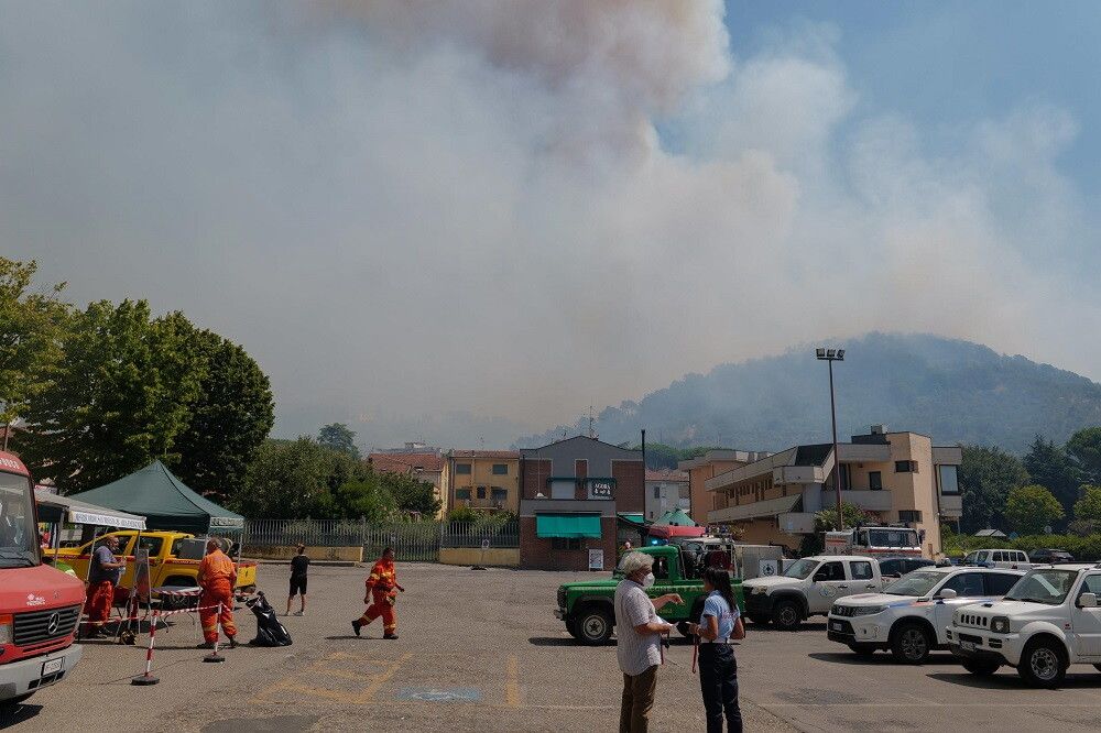 © Ansa  | Versilia in fiamme: evacuati e mezzi antincendio in azione