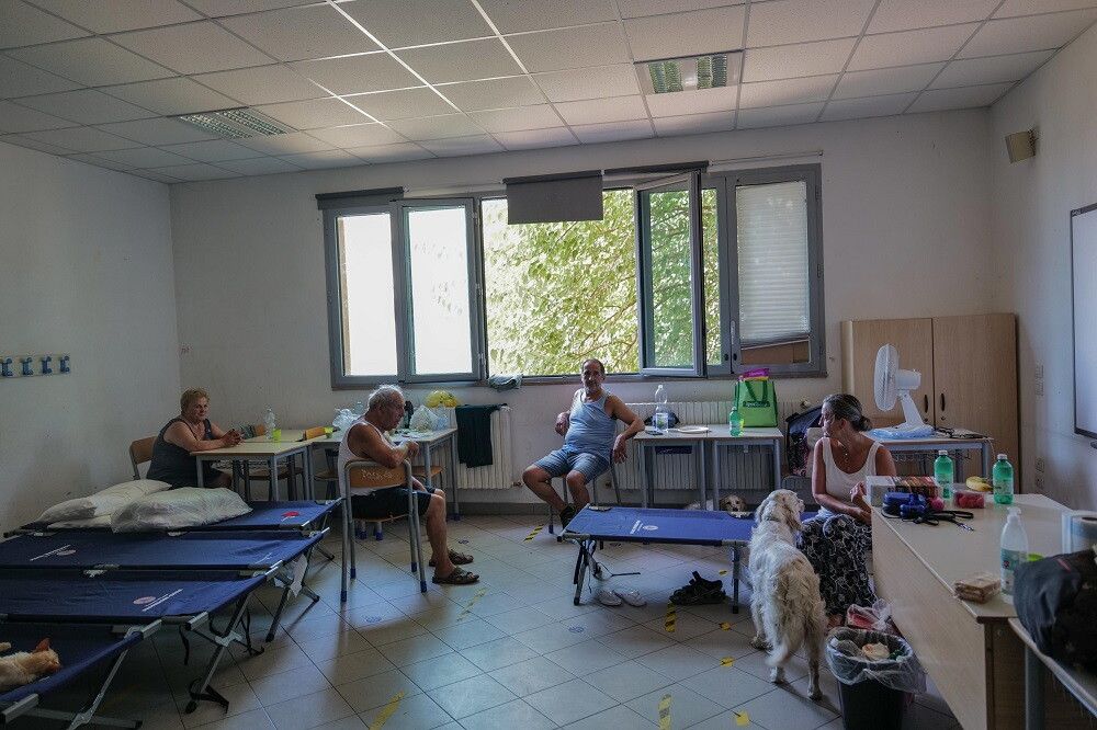 © Ansa  | Versilia in fiamme: evacuati e mezzi antincendio in azione