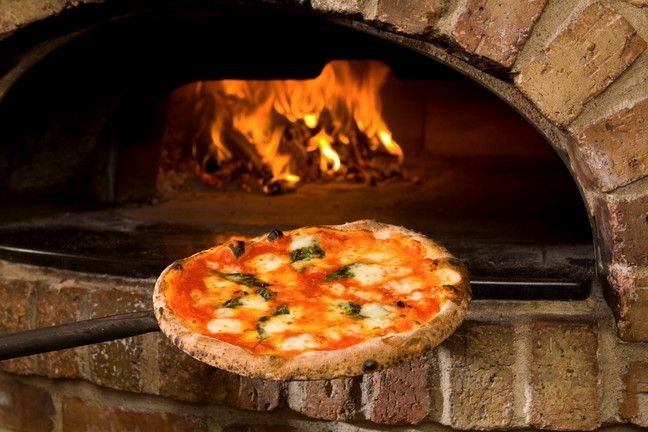 © Istockphoto  | Pizza: una grande passione per gli Italiani, i quali la preferiscono tonda, tradizionale e cotta nel forno a legna