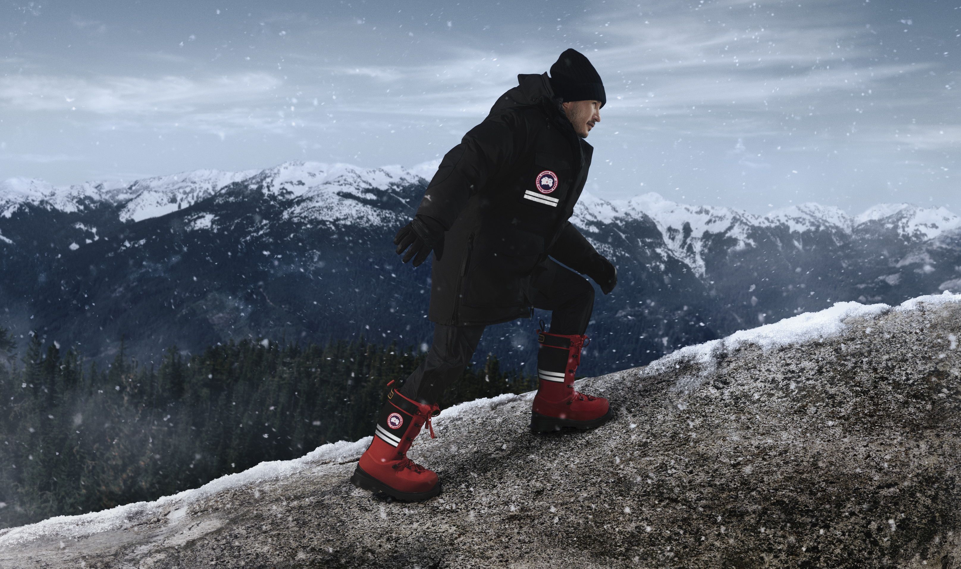 © Ufficio stampa  | Jordin Tootoo, giocatore di hockey sul ghiaccio canadese, indossa i Canada Goose Snow Mantra Boots in rosso