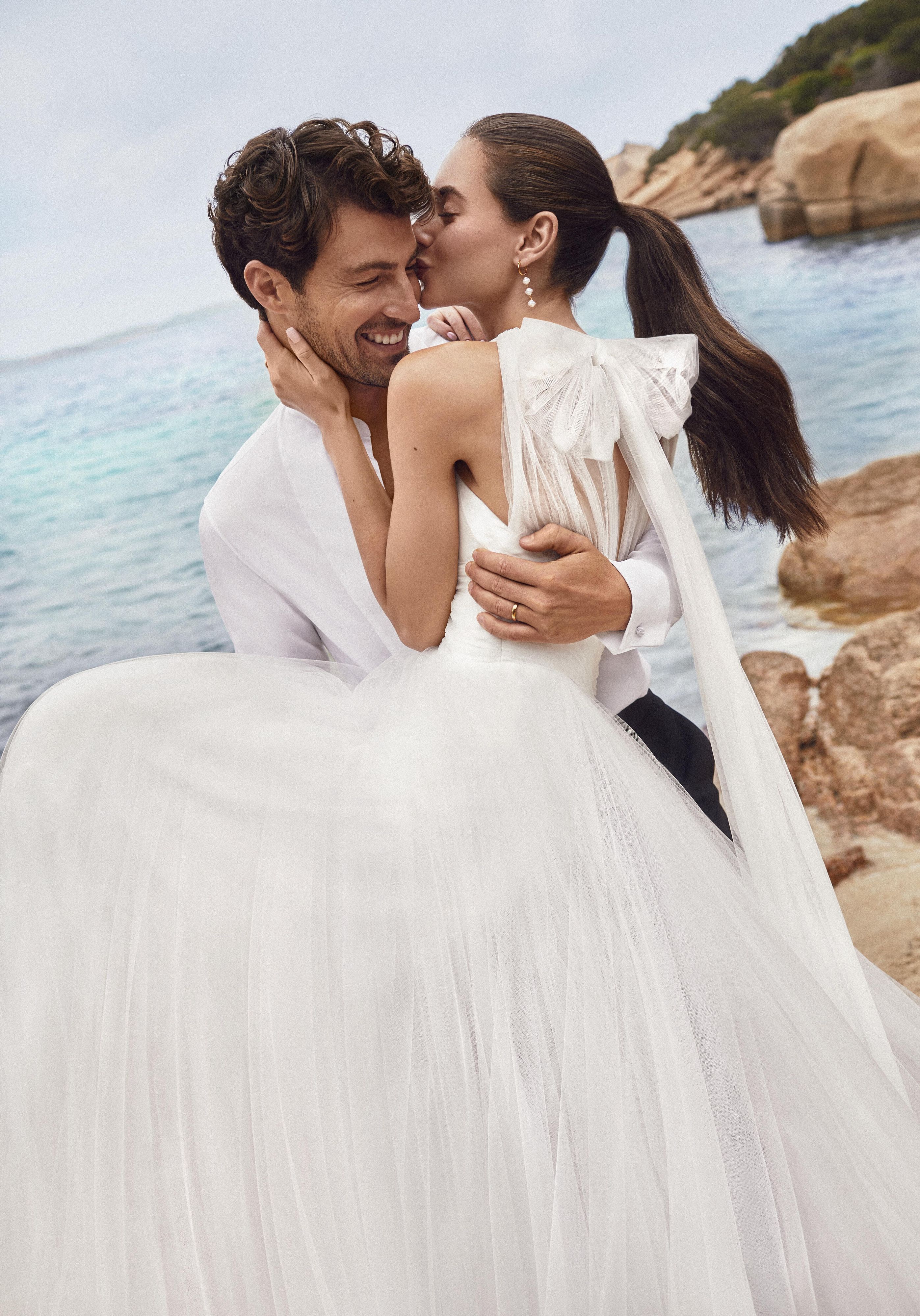 © Ufficio stampa  | La nuova campagna Sposa di Atelier Emé celebra l’amore di una giovane coppia nella magica cornice della Sardegna 