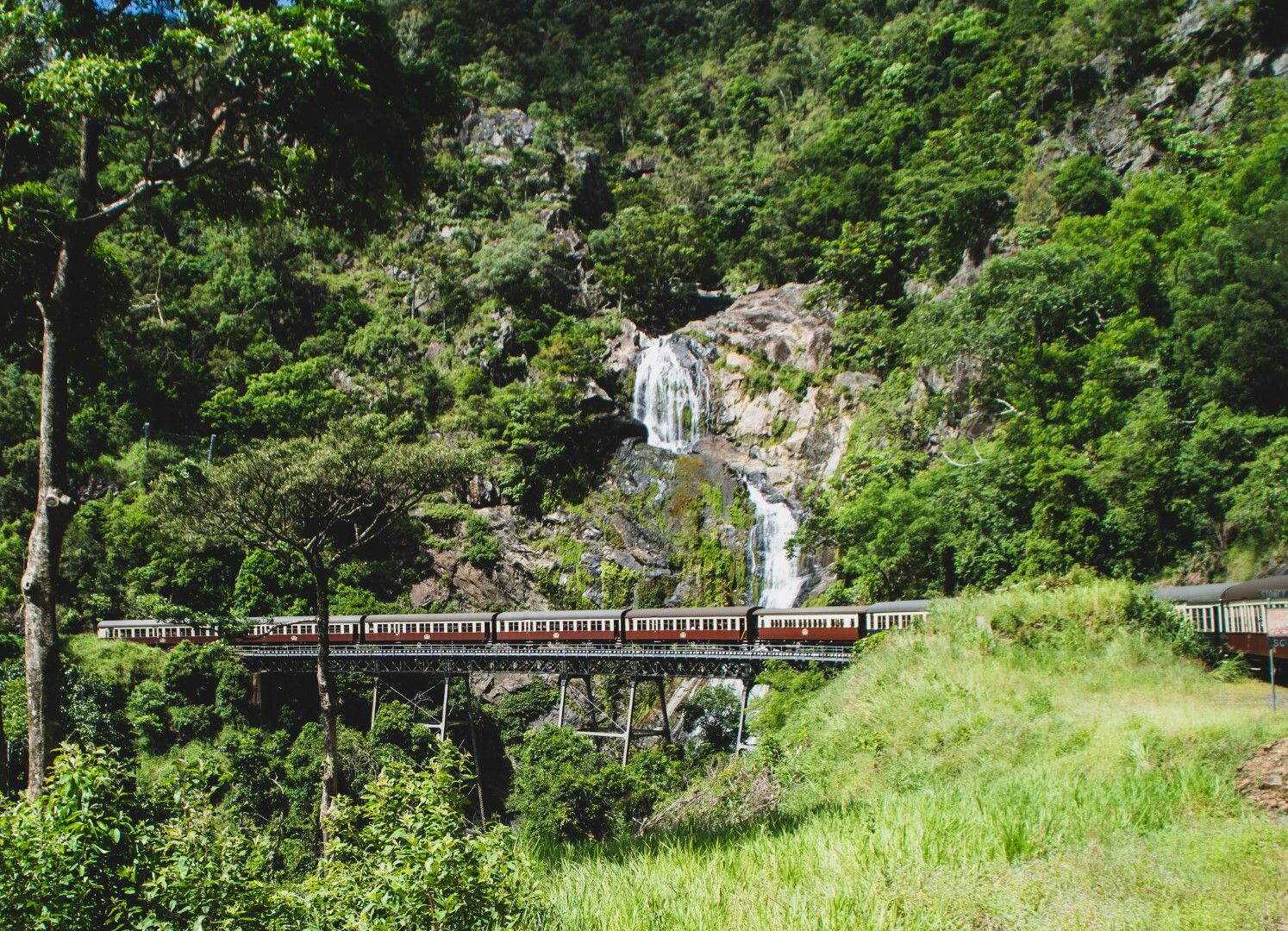 © Istockphoto  |  Shinkansen, Giappone: il "treno proiettile" passa vicino al monte Fuji 