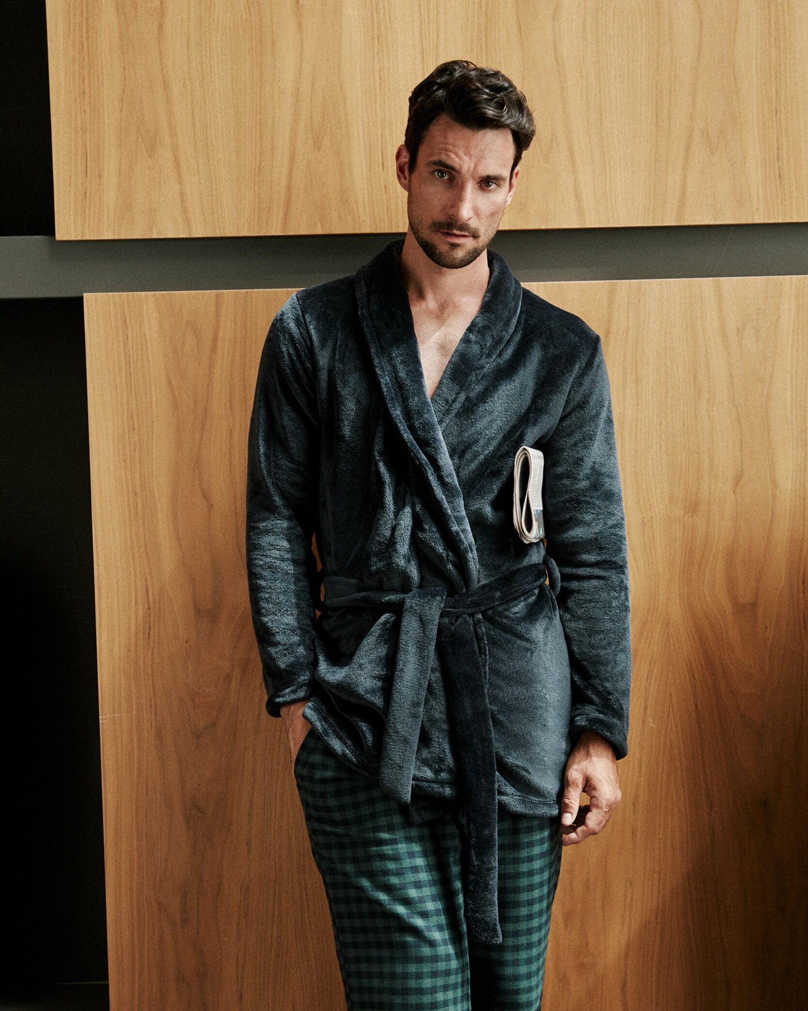 © Ufficio stampa  | Intimissimi Uomo, collezione nightwear inverno 2022 | Classiche geometrie e stampe invernali, disegnate su tessuti morbidi e di diverse pesantezze, dalla seta al tricot