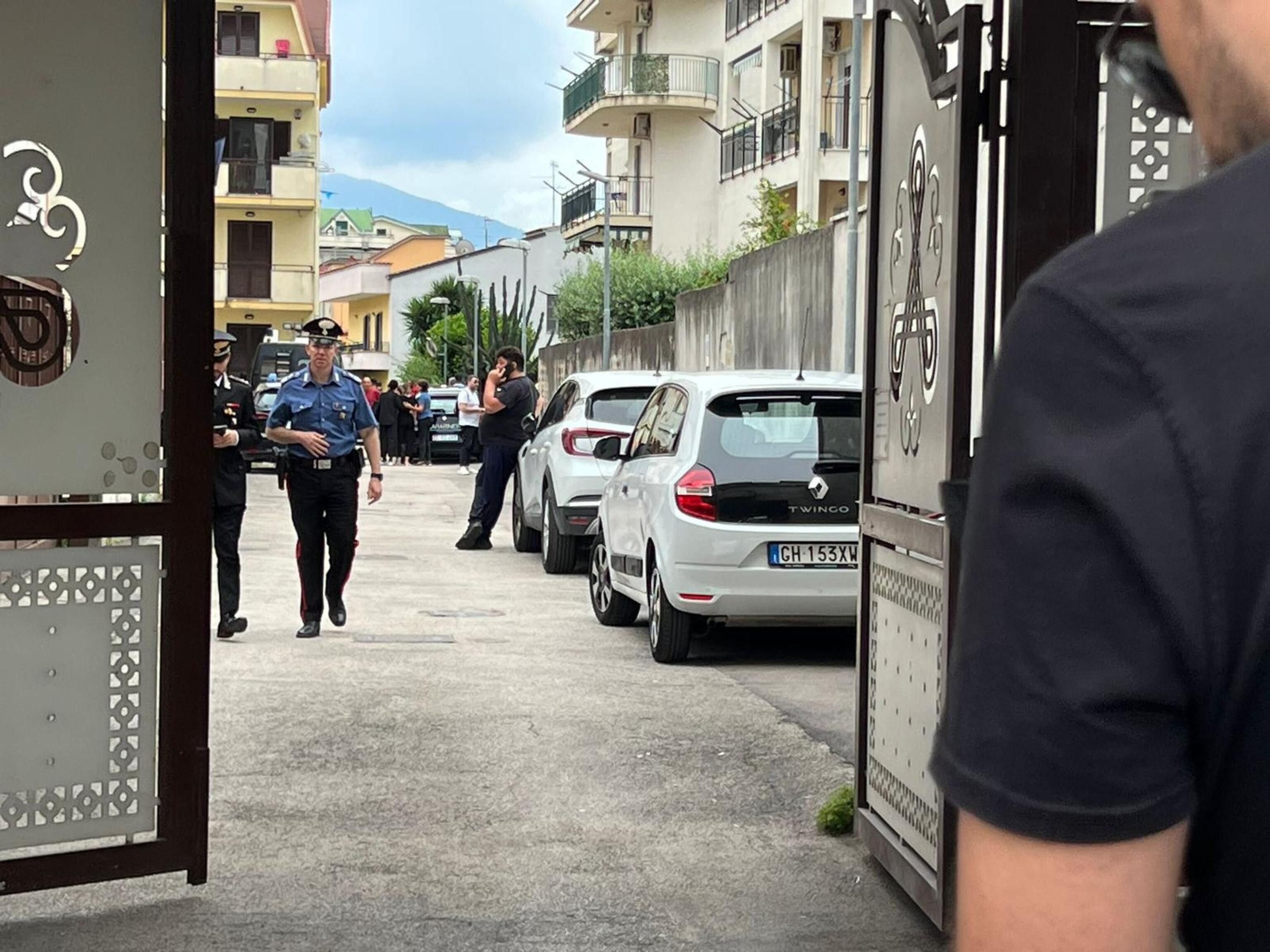 Acerra (Napoli), bimba di 5 anni precipita dal balcone