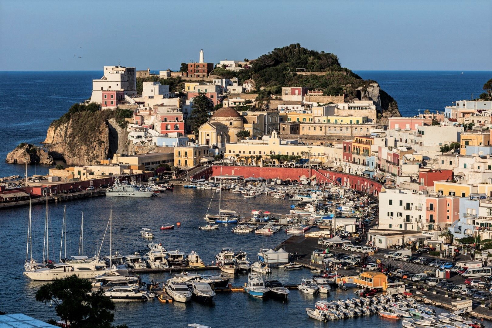 © Istockphoto  | Ponza: il centro con il porticciolo