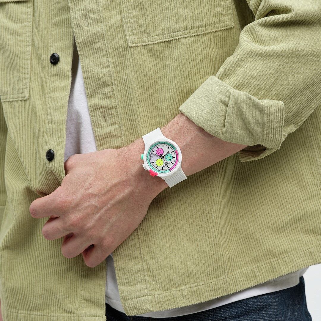 © Ufficio stampa  | La collezione Swatch Neon per l'estate 2023 - Swatch The Purity of Neon