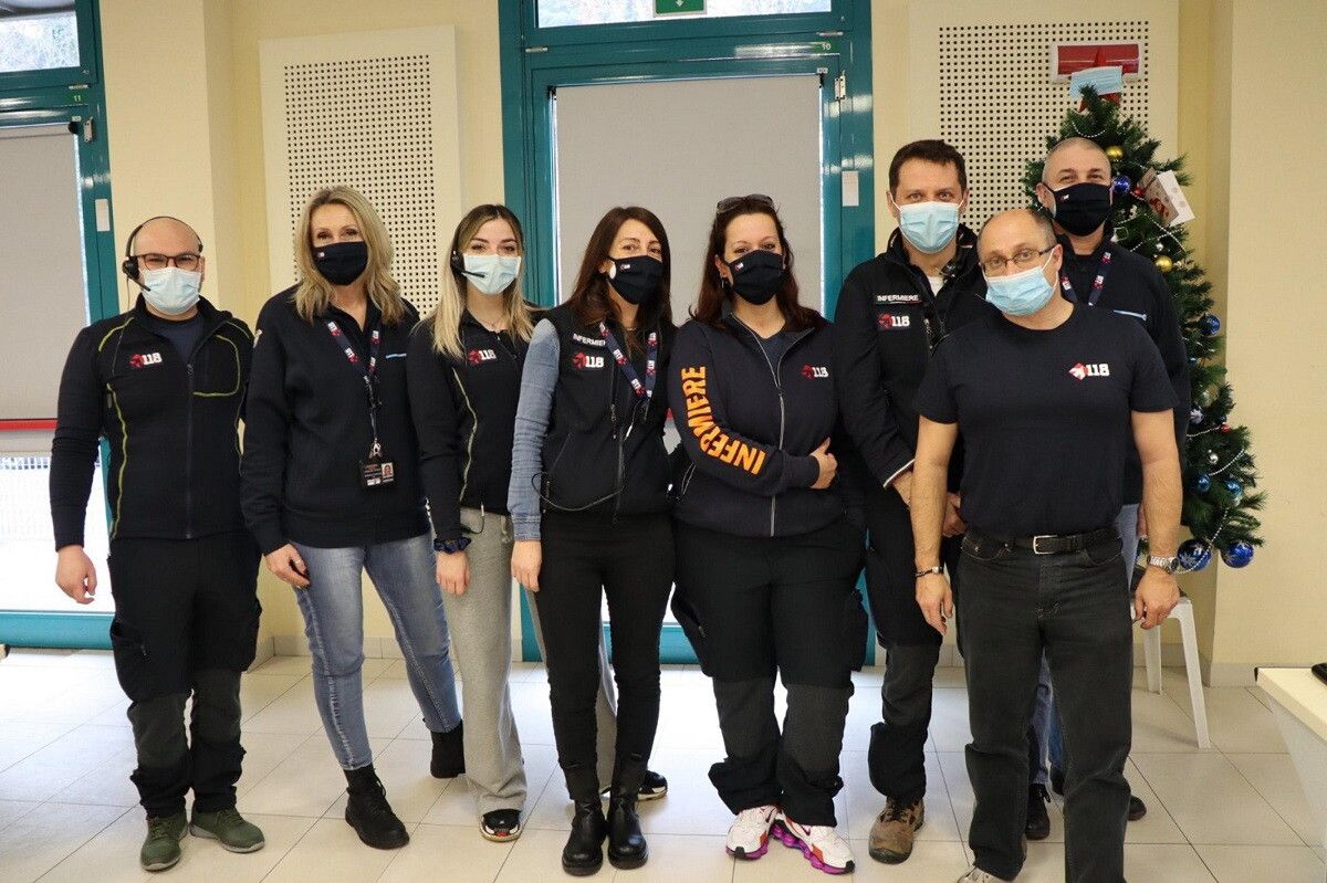 © Ansa  | L'infermiera Elisa Nava e l'equipe in Centrale 118 che ha assistito in videochiamata la donna che ha partorito il suo terzo figlio prima di arrivare in ospedale a Bentivoglio (Bologna), 8 novembre 2021