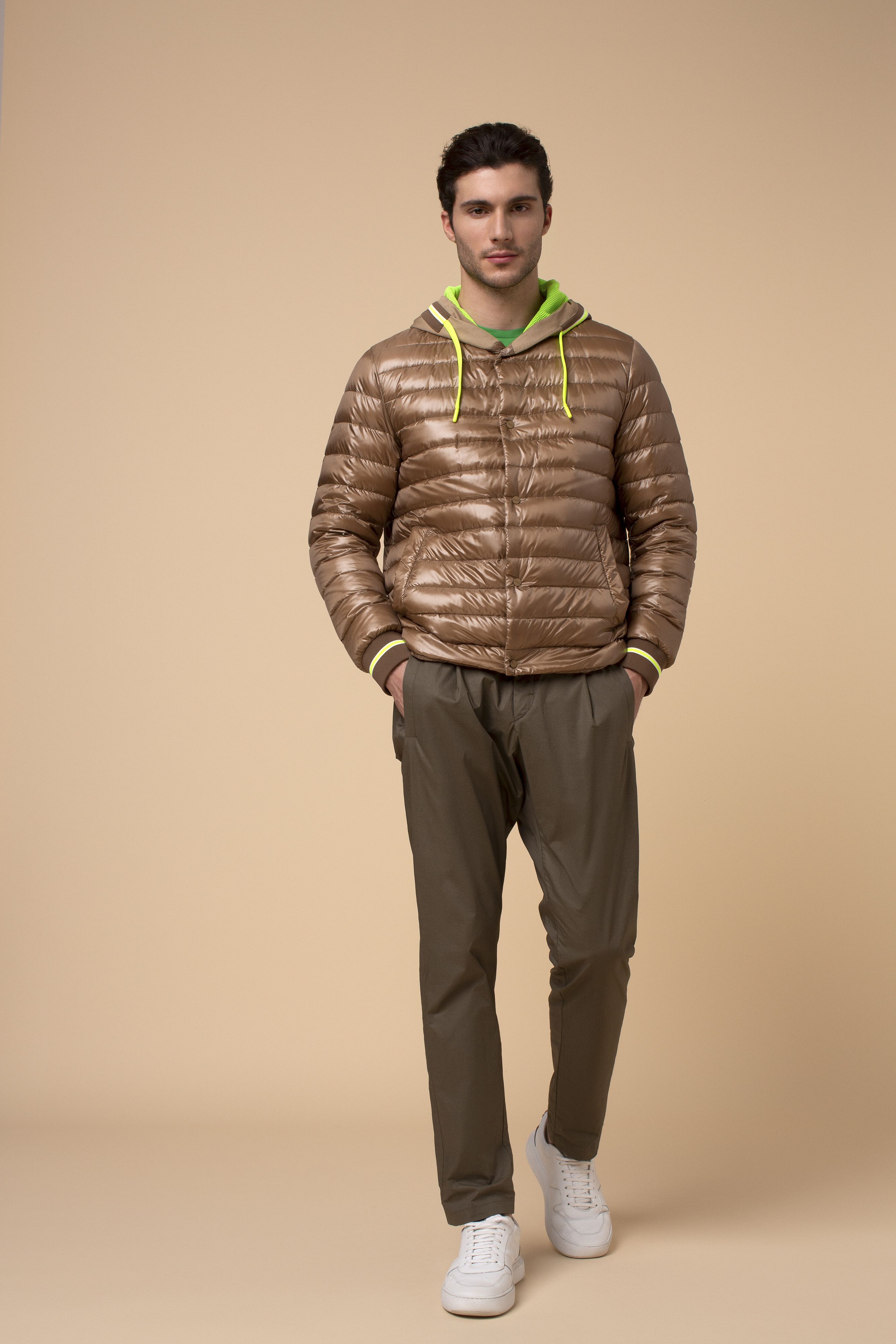 © Ufficio stampa  | Herno SS23 – Giacca con collo a cratere realizzata in nylon ultralight con dettagli in lana bouclé, imbottita in piuma e caratterizzata da zip sul fondo manica