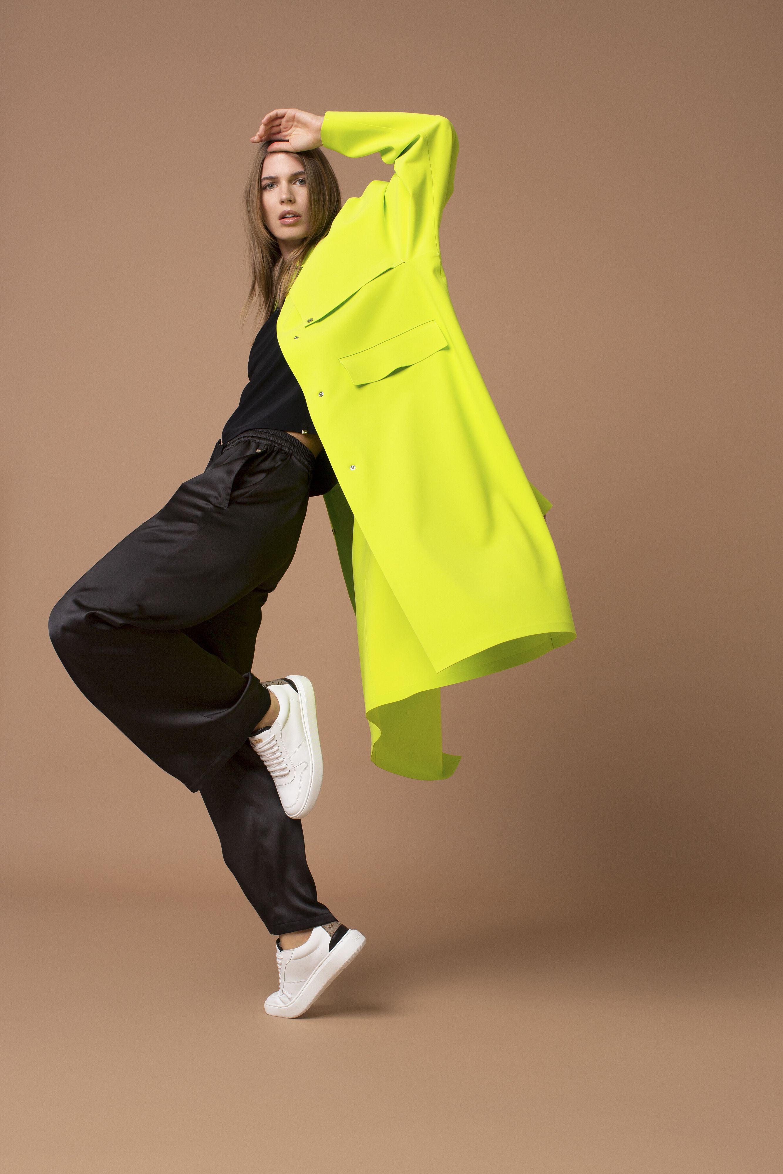 © Ufficio stampa  | Herno SS23 – Giacca con collo a cratere realizzata in nylon ultralight con dettagli in lana bouclé, imbottita in piuma e caratterizzata da zip sul fondo manica