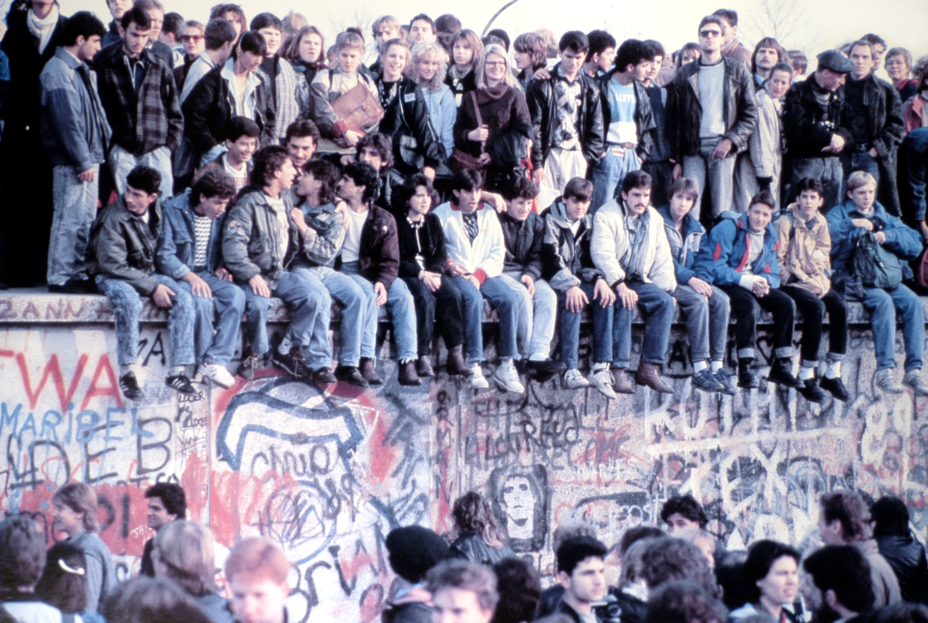 © Ufficio stampa  | Moda, 150 anni di jeans: dagli archivi Levi’s®, i più amati di sempre e le immagini che hanno fatto la storia. Berlino 1989, il crollo del muro