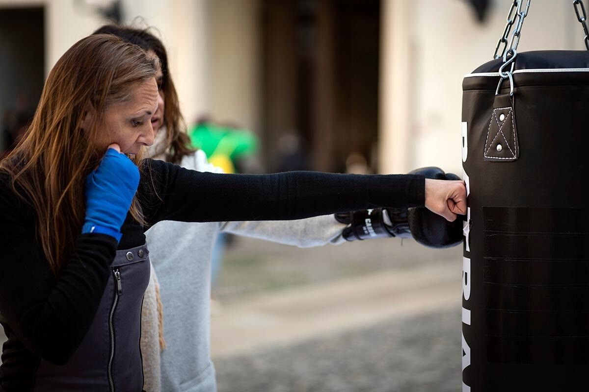 © Marco Del Comune Fotografo  | Una sposa partecipa all'azione artistica di Silvia Levenson e Natalia Saurin dal titolo "Workout. Allenamento per la distruzione del patriarcato". Per gentile concessione di Marco Del Comune Fotografo