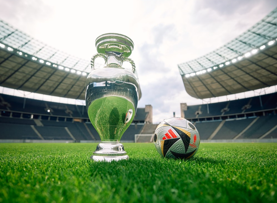 © adidas  | Adidas ha presentato il nuovo pallone ufficiale Fussballliebe Finale che verrà utilizzato nelle semifinali e nella finale degli Europei 2024 in Germania. Presenta una rivisitazione degli elementi visivi iconici del pallone della fase a gironi, con le sue prominenti forme ad ala nera accentuate da bordi vivaci, curve e punti che assumono l'inconfondibile colore nero, rosso e oro della Germania. 